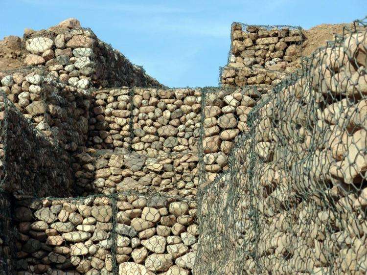 What skills should be grasps in the construction of stone cage nets?