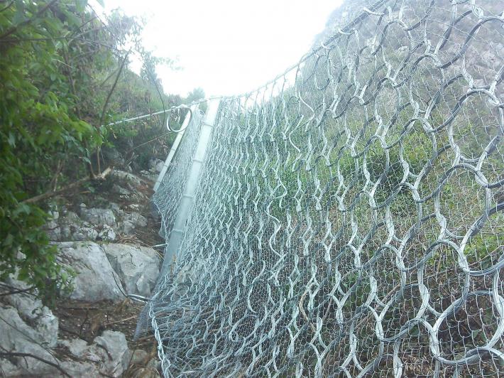 The slope protection net is mainly applied to the surface of geological hazards.